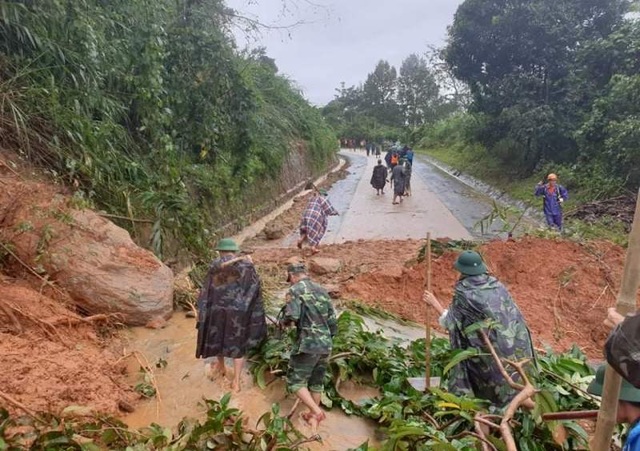 Thượng úy công an bị nước cuốn khi cứu hộ lũ lụt, 11 người mất liên lạc - 1