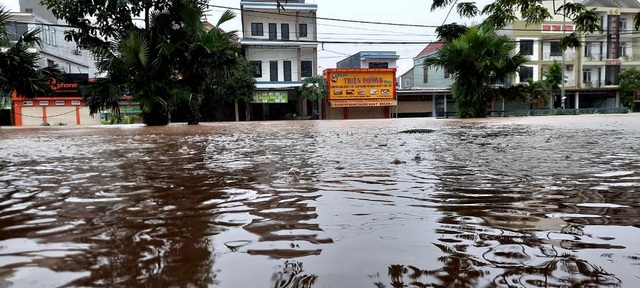 Lũ ngấp nghé mức lịch sử năm 2010, khắp miền Trung cảnh nhà ngập tới nóc - 14 Lũ ngấp nghé mức lịch sử năm 2010, khắp miền Trung cảnh nhà ngập tới nóc - 14