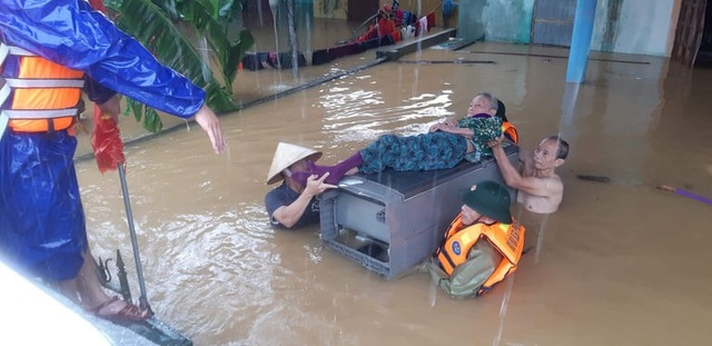 Nhiều trường đại học lên phương án hỗ trợ đồng bào miền Trung lũ lụt - 2 Nhiều trường đại học lên phương án hỗ trợ đồng bào miền Trung lũ lụt - 2