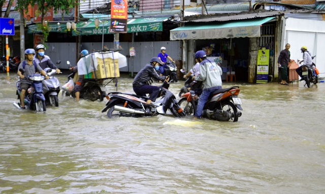 Can Tho: High tide floods many streets - 5