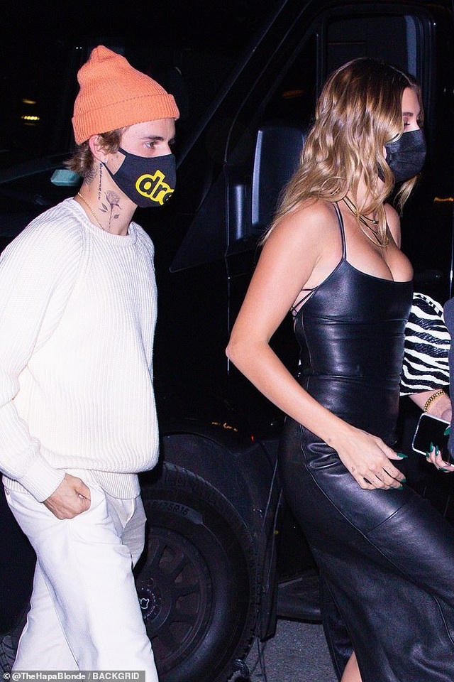Hailey Bieber khoe ngực căng đầy khi ra phố cùng chồng - 2 Hailey Bieber khoe ngực căng đầy khi ra phố cùng chồng - 2