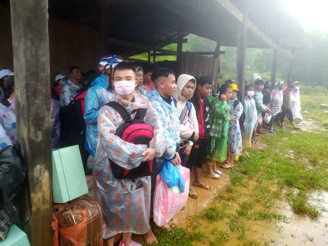 Lũ nhấn chìm làng mạc, hàng ngàn người hoảng loạn chạy lũ trong đêm - 16 Lũ nhấn chìm làng mạc, hàng ngàn người hoảng loạn chạy lũ trong đêm - 16