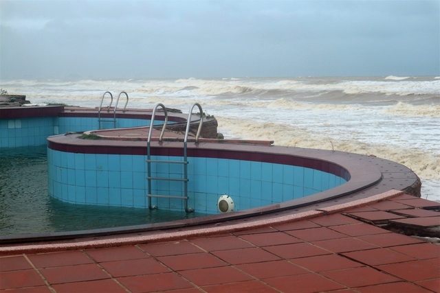 Sóng lớn uy hiếp bờ, resort trăm tỷ ở Hội An có nguy cơ bị nuốt chửng - 4 Sóng lớn uy hiếp bờ, resort trăm tỷ ở Hội An có nguy cơ bị nuốt chửng - 4