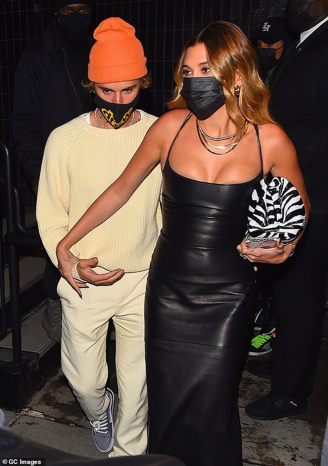 Hailey Bieber khoe ngực căng đầy khi ra phố cùng chồng - 5 Hailey Bieber khoe ngực căng đầy khi ra phố cùng chồng - 5