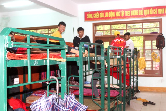 Quảng Nam: Mưa lớn, di dời gấp học sinh trường THPT Võ Chí Công do sạt lở - 5 Quảng Nam: Mưa lớn, di dời gấp học sinh trường THPT Võ Chí Công do sạt lở - 5
