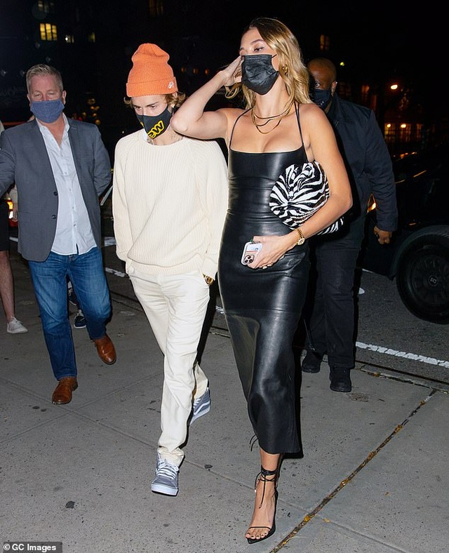 Hailey Bieber khoe ngực căng đầy khi ra phố cùng chồng - 4 Hailey Bieber khoe ngực căng đầy khi ra phố cùng chồng - 4