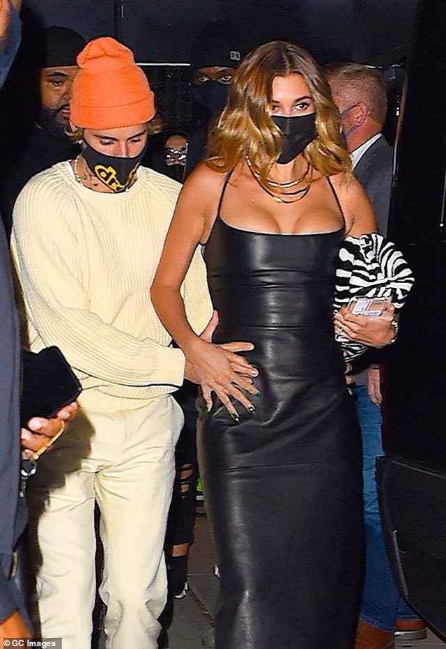 Hailey Bieber khoe ngực căng đầy khi ra phố cùng chồng - 7 Hailey Bieber khoe ngực căng đầy khi ra phố cùng chồng - 7