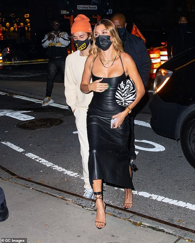 Hailey Bieber khoe ngực căng đầy khi ra phố cùng chồng - 6 Hailey Bieber khoe ngực căng đầy khi ra phố cùng chồng - 6