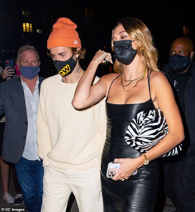 Hailey Bieber khoe ngực căng đầy khi ra phố cùng chồng - 8 Hailey Bieber khoe ngực căng đầy khi ra phố cùng chồng - 8
