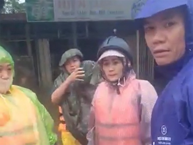 Lũ ngấp nghé mức lịch sử năm 2010, khắp miền Trung cảnh nhà ngập tới nóc - 32 Lũ ngấp nghé mức lịch sử năm 2010, khắp miền Trung cảnh nhà ngập tới nóc - 32