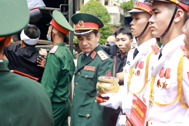 Hành trình sau cùng về với đất mẹ của 13 cán bộ, chiến sỹ hi sinh - 13 Hành trình sau cùng về với đất mẹ của 13 cán bộ, chiến sỹ hi sinh - 13