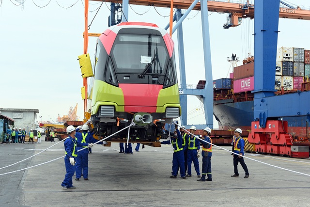 Cận cảnh đoàn tàu đường sắt Nhổn - ga Hà Nội cập cảng Đình Vũ - 8 Cận cảnh đoàn tàu đường sắt Nhổn - ga Hà Nội cập cảng Đình Vũ - 8