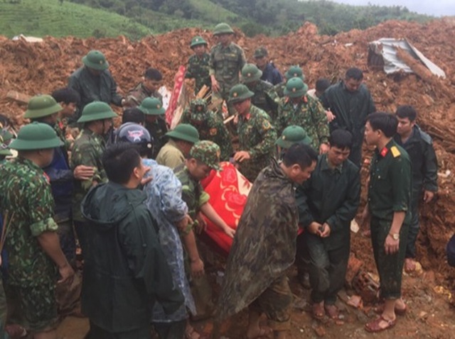 Bodies found 12 of 22 people missing due to mountainside in Quang Tri - 13