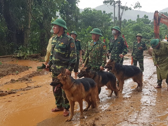 Bodies found 12 of 22 people missing due to mountainside in Quang Tri - 9