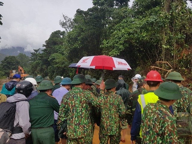 Bodies found 12 of 22 people missing due to mountainside in Quang Tri - 8