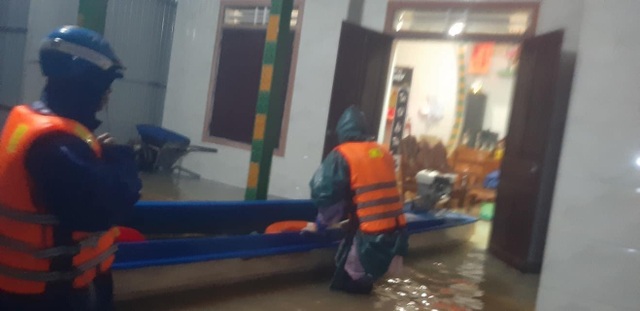 Quốc lộ 1A thất thủ, người dân chạy lũ suốt đêm - 7 Quốc lộ 1A thất thủ, người dân chạy lũ suốt đêm - 7