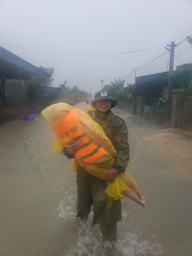 Quốc lộ 1A thất thủ, người dân chạy lũ suốt đêm - 12 Quốc lộ 1A thất thủ, người dân chạy lũ suốt đêm - 12
