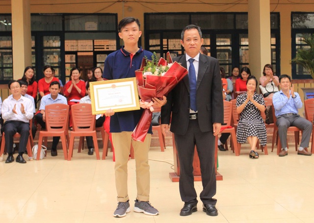 Tỉnh Đắk Lắk tặng gần 30 triệu đồng cho á quân Olympia - 1 Tỉnh Đắk Lắk tặng gần 30 triệu đồng cho á quân Olympia - 1