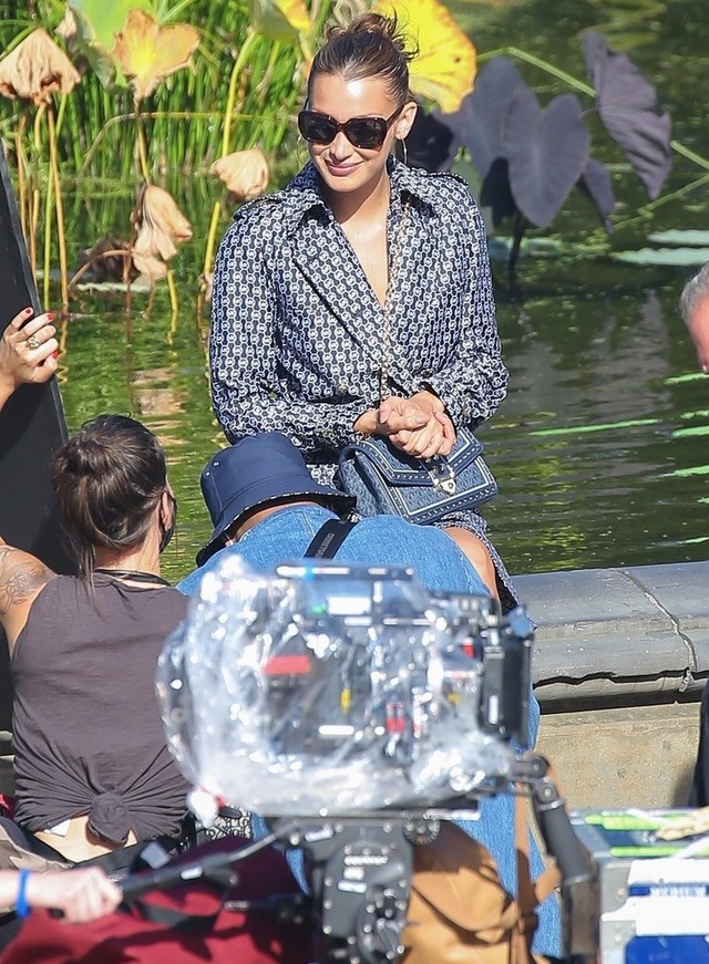Bella Hadid mặc hở bạo đi chụp hình thời trang - 8 Bella Hadid mặc hở bạo đi chụp hình thời trang - 8
