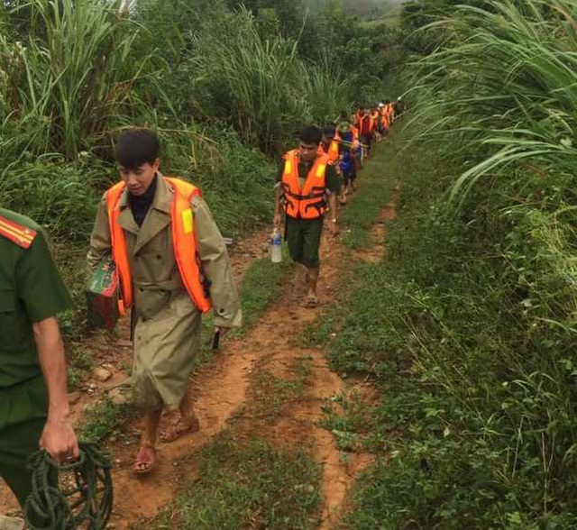 Đoàn cứu nạn 7 người mất liên lạc: 4 cán bộ đã trở về an toàn - 2 Đoàn cứu nạn 7 người mất liên lạc: 4 cán bộ đã trở về an toàn - 2