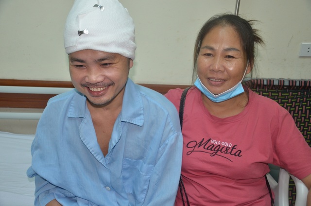Người đàn ông vỡ hộp sọ nằm liệt giường, giờ đã có thể bước đi - 2 Người đàn ông vỡ hộp sọ nằm liệt giường, giờ đã có thể bước đi - 2