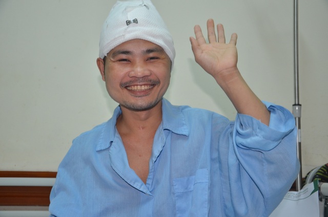 Người đàn ông vỡ hộp sọ nằm liệt giường, giờ đã có thể bước đi - 5 Người đàn ông vỡ hộp sọ nằm liệt giường, giờ đã có thể bước đi - 5