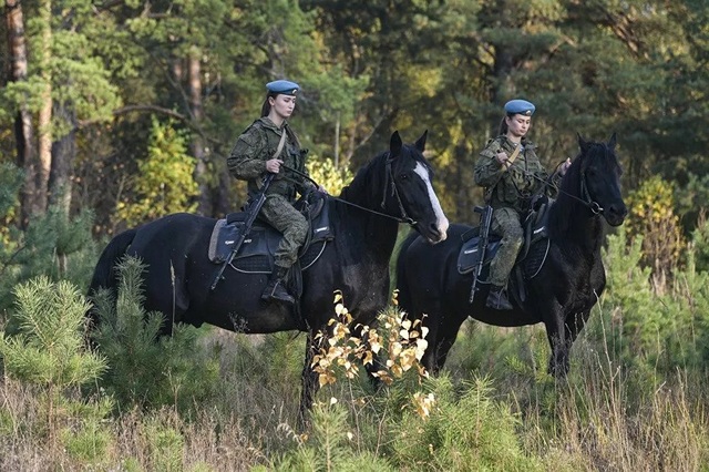 Vẻ đẹp mạnh mẽ trên lưng ngựa của các bóng hồng quân đội Nga - 4