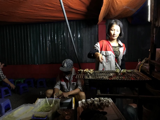 Hàu nướng 5 nghìn đồng đổ bộ vỉa hè Hà Nội, chủ bán 4000 con mỗi ngày - 4 Hàu nướng 5 nghìn đồng đổ bộ vỉa hè Hà Nội, chủ bán 4000 con mỗi ngày - 4