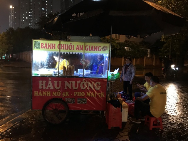 Hàu nướng 5 nghìn đồng đổ bộ vỉa hè Hà Nội, chủ bán 4000 con mỗi ngày - 9 Hàu nướng 5 nghìn đồng đổ bộ vỉa hè Hà Nội, chủ bán 4000 con mỗi ngày - 9