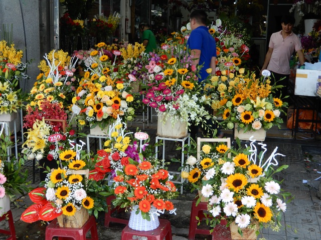Mưa lũ, người bán hoa 20/10 cũng thưa thớt, nhập hàng ít hơn hẳn - 5 Mưa lũ, người bán hoa 20/10 cũng thưa thớt, nhập hàng ít hơn hẳn - 5