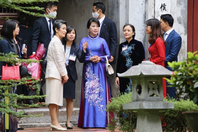 Japanese Prime Minister's Wife Visits Van Mieu - Quoc Tu Giam - 4