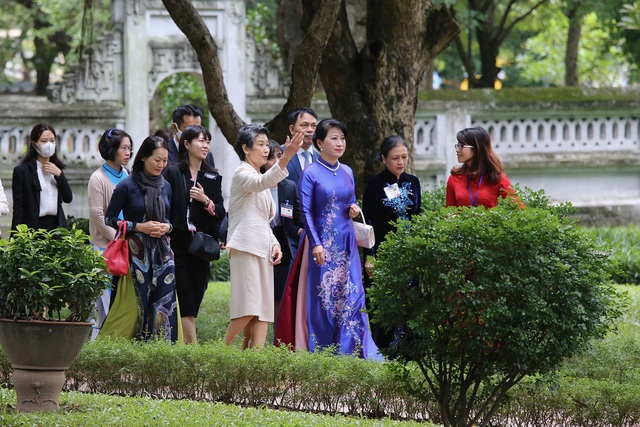 The wife of the Japanese prime minister visits the Temple of Literature - Quoc Tu Giam - 7