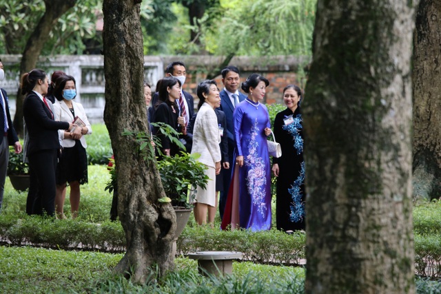 The wife of the Japanese prime minister visits the Temple of Literature - Quoc Tu Giam - 6