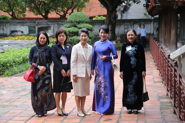 The Japanese Prime Minister's Wife Visits Van Mieu - Quoc Tu Giam - 9