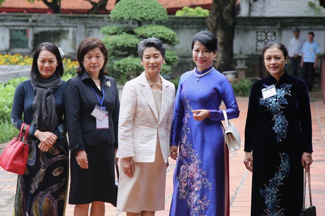 The wife of the Japanese prime minister visits the Temple of Literature - Quoc Tu Giam - 10