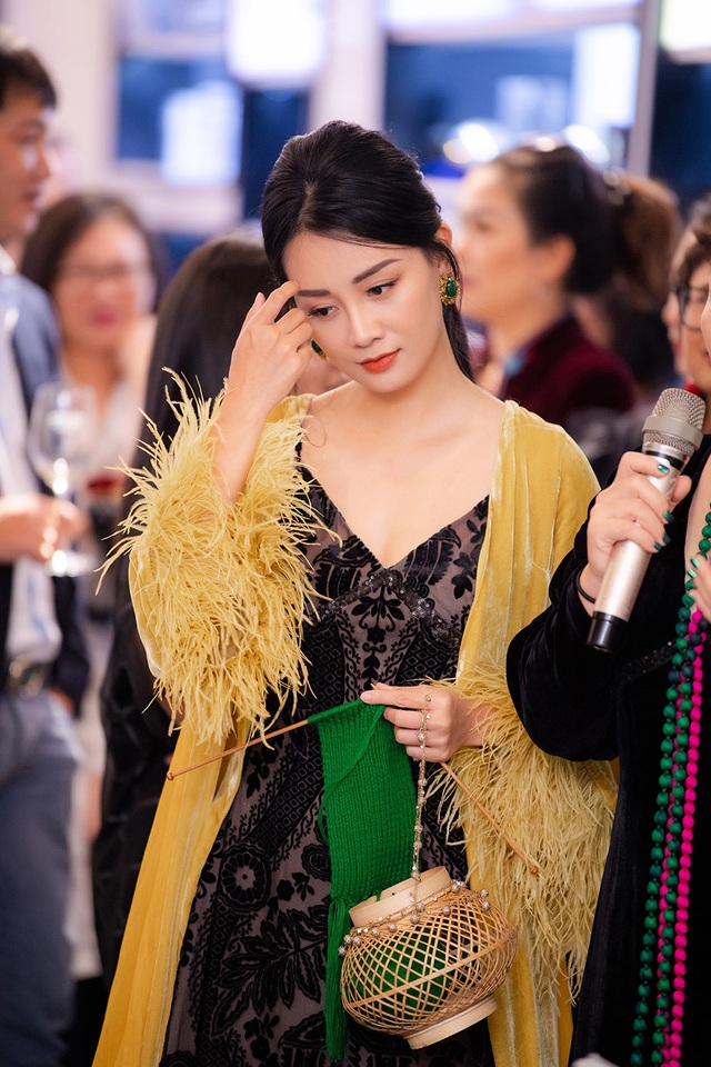 Á hậu Hoàng Anh hạnh phúc viên mãn, tái xuất mong manh như gái còn son - 7 Á hậu Hoàng Anh hạnh phúc viên mãn, tái xuất mong manh như gái còn son - 7