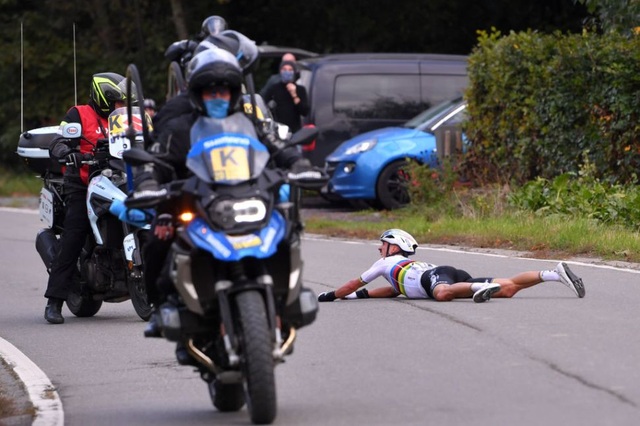 Tông vào moto bảo vệ, nhà vô địch đua xe đạp tai nạn kinh hoàng - 1 Tông vào moto bảo vệ, nhà vô địch đua xe đạp tai nạn kinh hoàng - 1