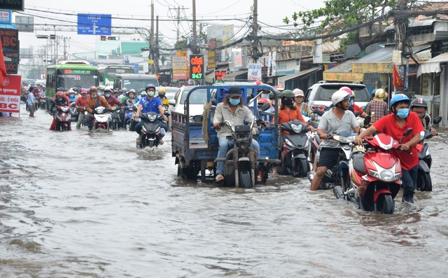Người Sài Gòn khốn khổ sáng đầu tuần vì triều cường đạt đỉnh - 15 Người Sài Gòn khốn khổ sáng đầu tuần vì triều cường đạt đỉnh - 15