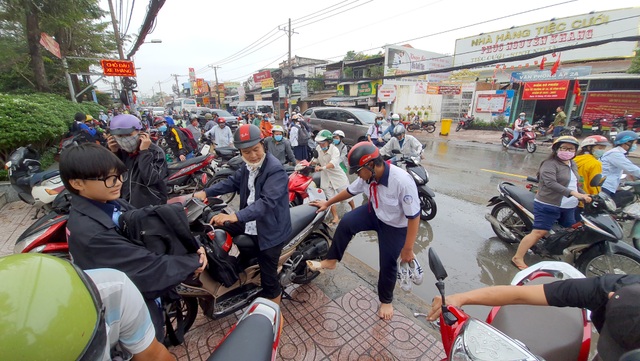 Người Sài Gòn khốn khổ sáng đầu tuần vì triều cường đạt đỉnh - 7 Người Sài Gòn khốn khổ sáng đầu tuần vì triều cường đạt đỉnh - 7
