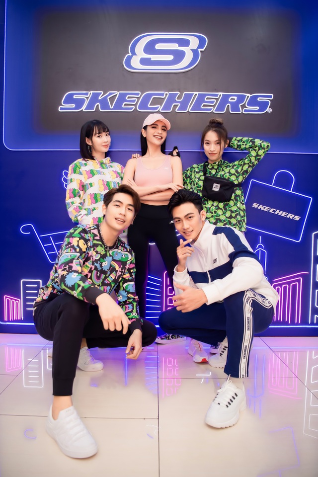 Skechers tung ưu đãi lên đến 50%, dàn sao Hà Nội nô nức tham dự khai trương - 4 Skechers tung ưu đãi lên đến 50%, dàn sao Hà Nội nô nức tham dự khai trương - 4