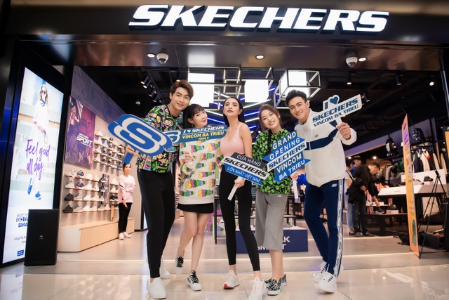 Skechers tung ưu đãi lên đến 50%, dàn sao Hà Nội nô nức tham dự khai trương - 5 Skechers tung ưu đãi lên đến 50%, dàn sao Hà Nội nô nức tham dự khai trương - 5