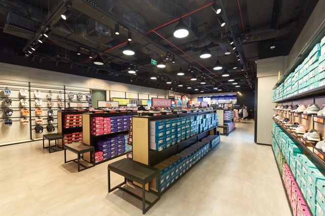 Skechers tung ưu đãi lên đến 50%, dàn sao Hà Nội nô nức tham dự khai trương - 6 Skechers tung ưu đãi lên đến 50%, dàn sao Hà Nội nô nức tham dự khai trương - 6