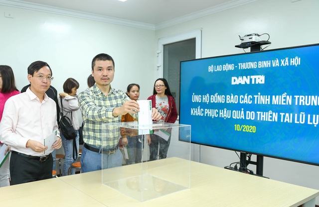 Báo Dân trí cùng bạn đọc ủng hộ hơn 3 tỉ đồng đến miền Trung lũ lụt - 2 Báo Dân trí cùng bạn đọc ủng hộ hơn 3 tỉ đồng đến miền Trung lũ lụt - 2