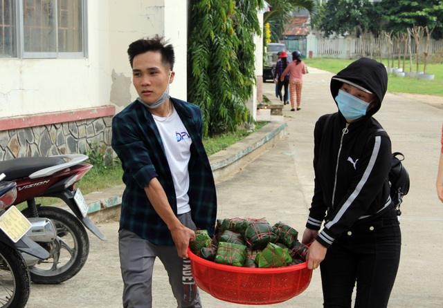 Phú Yên: Hơn 500 người dân gói bánh chưng tặng đồng bào vùng lũ - 8 Phú Yên: Hơn 500 người dân gói bánh chưng tặng đồng bào vùng lũ - 8