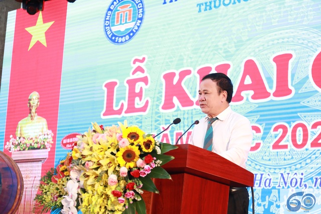 Lễ khai giảng, trường ĐH Thương Mại hướng về miền Trung lũ lụt - 2 Lễ khai giảng, trường ĐH Thương Mại hướng về miền Trung lũ lụt - 2