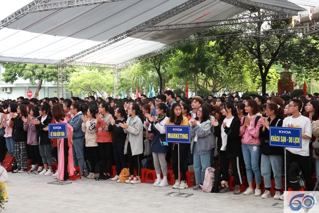 Lễ khai giảng, trường ĐH Thương Mại hướng về miền Trung lũ lụt - 1 Lễ khai giảng, trường ĐH Thương Mại hướng về miền Trung lũ lụt - 1