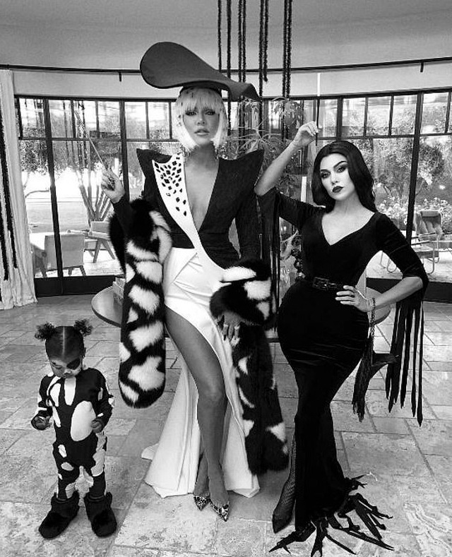Kourtney Kardashian trang trí nhà theo kiểu kinh dị - 10 Kourtney Kardashian trang trí nhà theo kiểu kinh dị - 10
