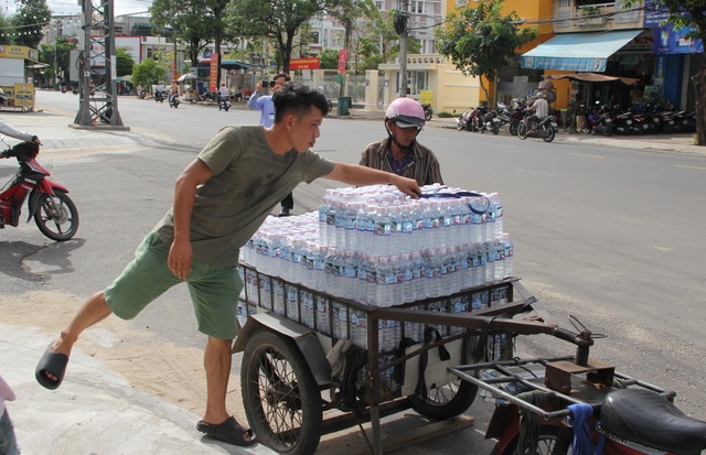 Phú Yên: Hơn 500 người dân gói bánh chưng tặng đồng bào vùng lũ - 13 Phú Yên: Hơn 500 người dân gói bánh chưng tặng đồng bào vùng lũ - 13