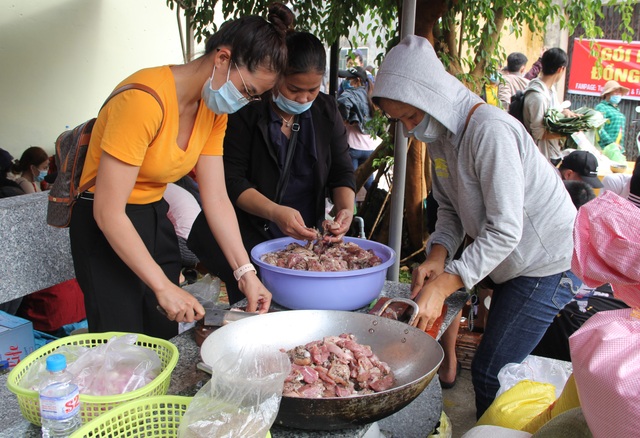 Phú Yên: Hơn 500 người dân gói bánh chưng tặng đồng bào vùng lũ - 4