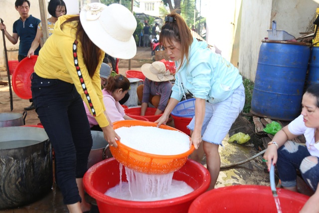 Gần 200 người dân Đắk Lắk chung tay gói bánh tét ủng hộ đồng bào miền Trung - 2